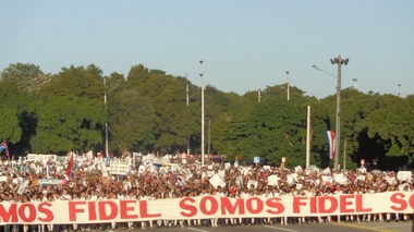Forţele armate şi mii de civili cubanezi i-au adus luni un omagiu lui Fidel Castro