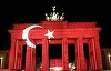 Poarta Brandenburg luminată în culorile drapelului turc în urma atacului armat din clubul Reina