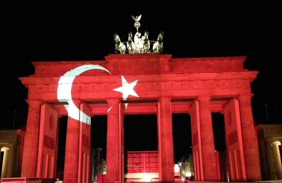 Poarta Brandenburg luminată în culorile drapelului turc în urma atacului armat din clubul Reina