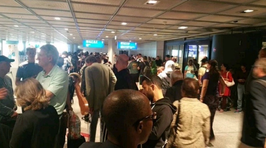 Mii de pasageri au fost blocaţi pe aeroporturile din Statele Unite, din cauza unor probleme la sistemul informatic