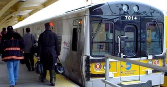 Cel puţin 20 oameni au fost răniţi după ce un tren a deraiat miercuri în Brooklyn