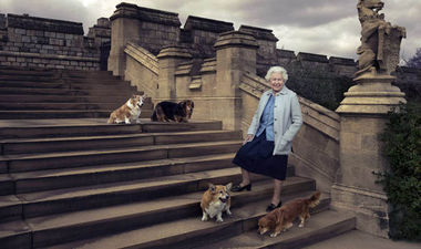 Regina Elizabeth a II-a, ”cât pe ce” să fie împuşcată la Palatul Buckingham de un gardian
