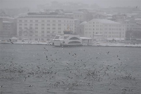 Autorităţile din Istanbul au închis strâmtoarea Bosfor pentru tot traficul naval, din cauza vremii