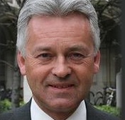 Un oficial al Ambasadei israeliene, filmat în timp ce discuta cum să îl "doboare" pe viceministrul britanic de Externe