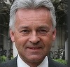 Un oficial al Ambasadei israeliene, filmat în timp ce discuta cum să îl "doboare" pe viceministrul britanic de Externe