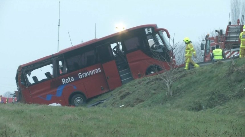Patru morţi şi 27 de răniţi în Franţa, după ce un autocar cu turişti a derapat din cauza poleiului