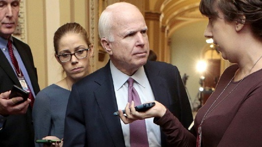The Guardian: Senatorul McCain i-a transmis luna trecută directorului FBI James Comey dosarul despre presupuse contacte între Trump şi Rusia
