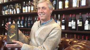O sticlă de whisky semnată de Trump, cumpărată cu 6.000 de lire sterline de un pilot canadian la o licitaţie în Scoţia