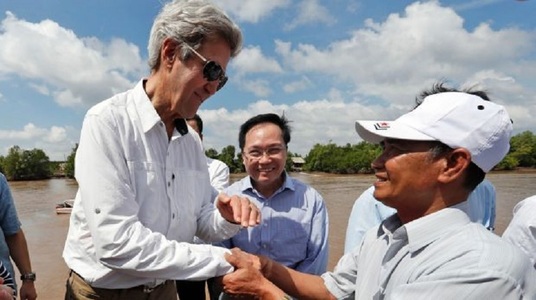 John Kerry vizitează locul în care a ucis un om în Războiul din Vietnam