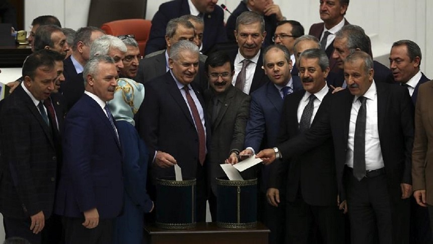 Parlamentul turc a aprobat în prima lectură noua Constituţie care deschide calea unei consolidări a puterii lui Edogan