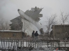 Un avion cargo s-a prăbuşit peste case în Kîrgîzstan. Cel puţin 37 de morţi, printre care şi şase copii. UPDATE