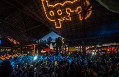 Mai multe persoane şi-au pierdut viaţa în două atacuri armate, care au vizat cluburile mexicane din apropiere de Cancun