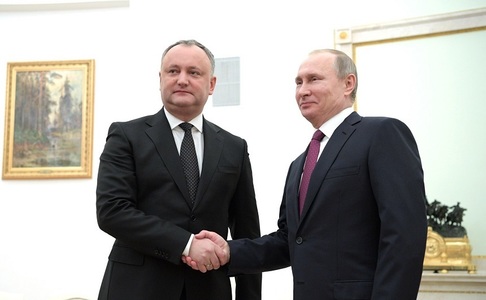 Putin îi spune că se aşteaptă la o impulsionare a relaţiilor ruso-moldovene lui Dodon, care deplânge dispariţia menţionării parteneriatului strategic cu Moscova din documentele Guvernelor în ultimii şapte ani