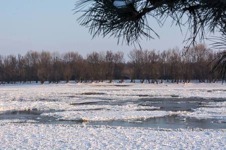 Serbia sparge gheaţa de pe Dunăre, pentru a apăra podurile şi vasele ancorate
