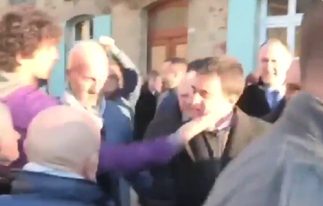 Un tânăr l-a pălmuit pe fostul premier Manuel Valls în Bretagne - VIDEO