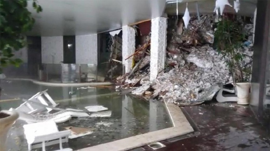 Echipele de salvare au intrat în hotelul distrus de avalanşa din Italia în urma căreia au fost daţi dispăruţi până la 30 de oameni. VIDEO