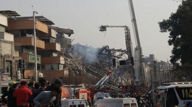 Bilanţul răniţilor în urma incendiului şi prăbuşirii unui turn de la Teheran a crescut la 75; Press TV anunţă că 30 de pompieri este posibil să fi murit. VIDEO