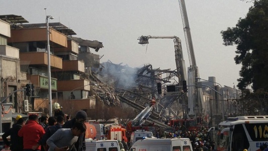 Presa iraniană anunţă că 20 de pompieri şi-au pierdut viaţa în urma prăbuşirii unui bloc turn din Teheran