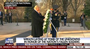 Republicanul Donald Trump a depus o coroană de flori la monumentul ostaşului necunoscut din cimitirul Naţional Arlington