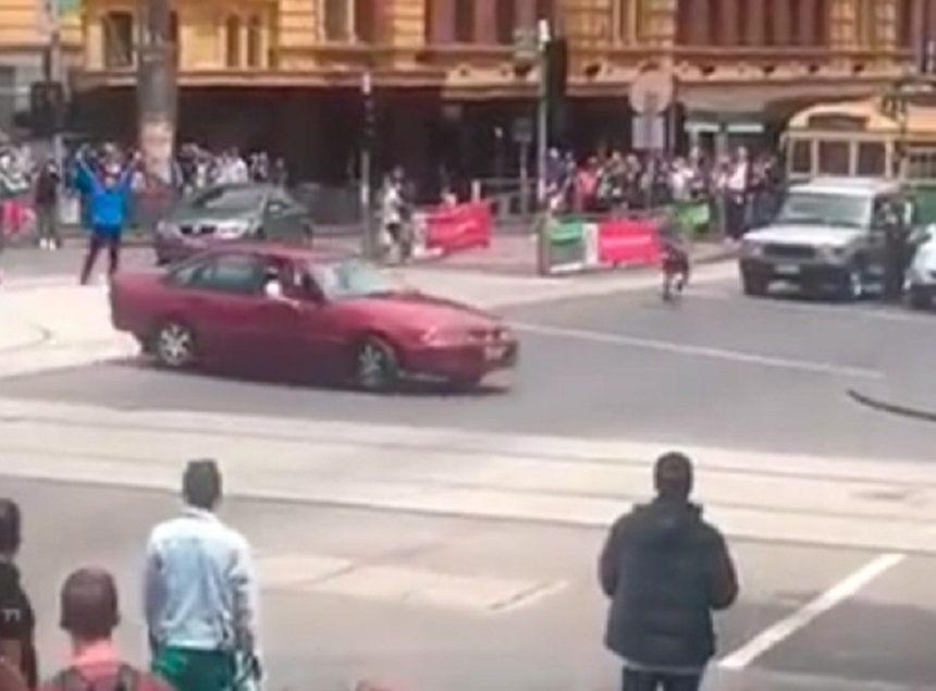 Trei morţi şi 20 răniţi după ce o maşină a intrat în mulţime la Melbourne.VIDEO