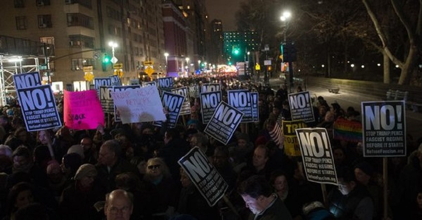 Mii de oameni, în frunte cu Robert De Niro, Cher şi Alec Baldwin, au protestat la New York faţă de învestirea lui Trump. VIDEO