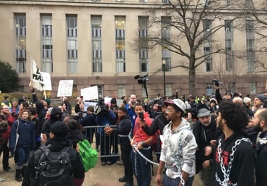 Protestatarii anti-Trump au încercat să blocheze accesul susţinătorilor preşedintelui-ales la ceremonia de învestire