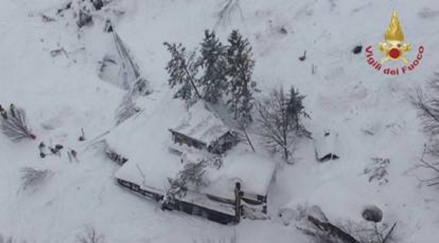Presa italiană: Şi fiica româncei salvate împreună cu fiul său ar fi printre supravieţuitorii avalanşei din Pescara. Până acum, 11 persoane ar fi supravieţuit