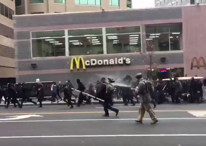 Manifestaţiile anti-Trump de la Washington au degenerat în violenţe; poliţia a intervenit cu gaze lacrimogene - VIDEO