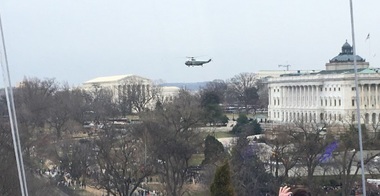 Preşedintele Donald Trump a părăsit platforma Capitoliului şi a plecat spre Casa Albă, în vreme ce familia Obama va zbura spre Palm Springs