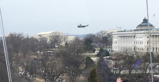 Preşedintele Donald Trump a părăsit platforma Capitoliului şi a plecat spre Casa Albă, în vreme ce familia Obama va zbura spre Palm Springs
