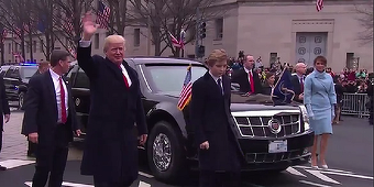 Preşedintele Trump coboară din limuzina ”The Beast” pe traseul paradei de învestire