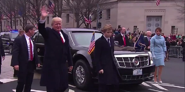 Preşedintele Trump coboară din limuzina ”The Beast” pe traseul paradei de învestire