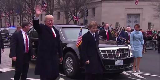 Preşedintele Trump coboară din limuzina ”The Beast” pe traseul paradei de învestire