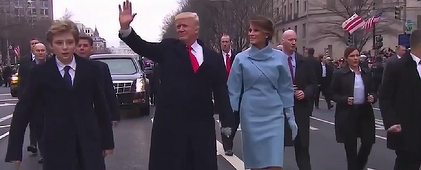 Trump a coborât a doua oară din limuzină