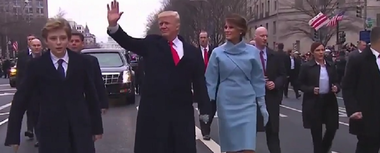 Trump a coborât a doua oară din limuzină