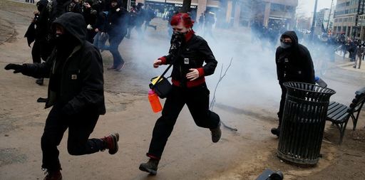 Peste 210 arestări şi şase ofiţeri răniţi la protestele din DC împotriva preşedintelui Trump