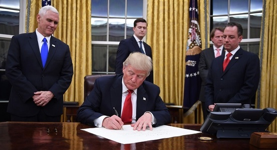 Trump semnează primul său ordin executiv, cu privire la Obamacare, şi cere ”uşurarea poverii”