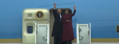 Avionul care urma să conducă familia Obama în California, redirecţionat din cauza condiţiilor meteo nefavorabile