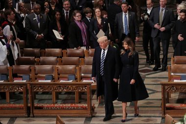 Trump şi-a început prima zi plină ca preşedinte cu o slujbă religioasă