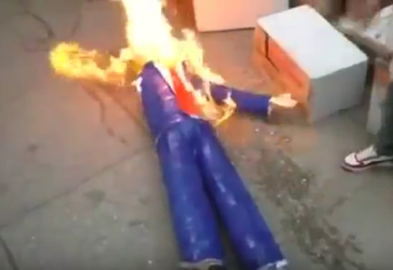 Manifestanţi strânşi la Ciudad de Mexico au construit un zid din carton şi au dat foc unei efigii a lui Donald Trump