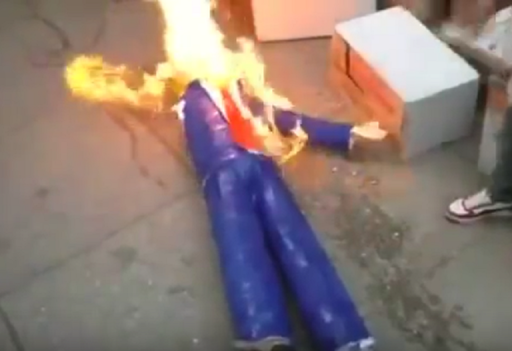 Manifestanţi strânşi la Ciudad de Mexico au construit un zid din carton şi au dat foc unei efigii a lui Donald Trump