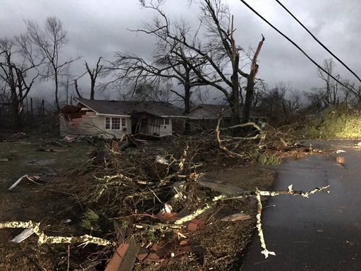 Cel puţin 16 oameni au murit şi alţi 23 au fost răniţi  în tornade în SUA