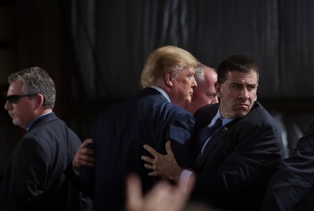 Secret Service va ancheta un agent care s-a îndoit că ar putea să ia un glonţ pentru Donald Trump