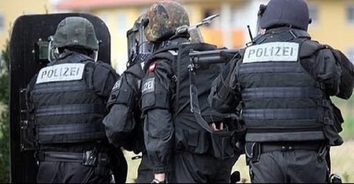 Unsprezece persoane suspectate că fac parte din Statul islamic, reţinute în Austria