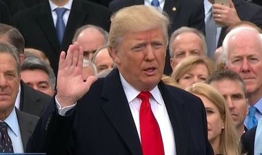 Trump vrea să impună o taxă de 20% asupra bunurilor importate din Mexic pentru a finanţa construirea zidului de la frontieră