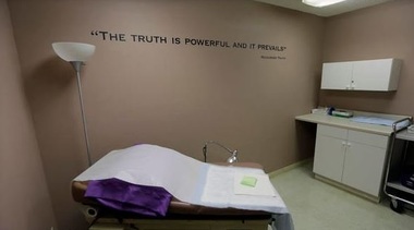 Guvernatorul Arkansas a semnat o lege care interzice cea mai comună procedură de avort