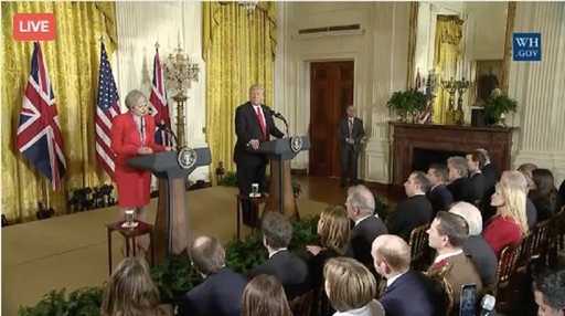 Trump urmează să efectueze o vizită în Regatul Unit, la invitaţia reginei, anunţă May la Casa Albă