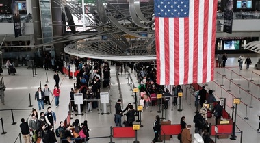 Autorităţile americane i-au permis unui cetăţean irakian reţinut pe aeroportul JFK să intre în SUA