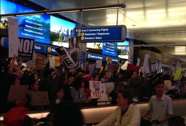 Judecătorii federali au blocat deportarea refugiaţilor şi a pasagerilor cu vize valide incluşi în ordinul executiv al lui Donald Trump