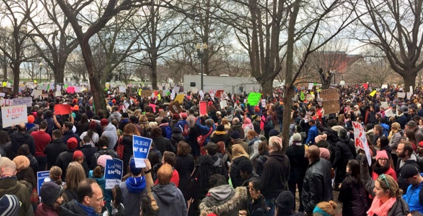 Mii de persoane au manifestat la Casa Albă împotriva decretului lui Trump cu privire la migraţie. VIDEO